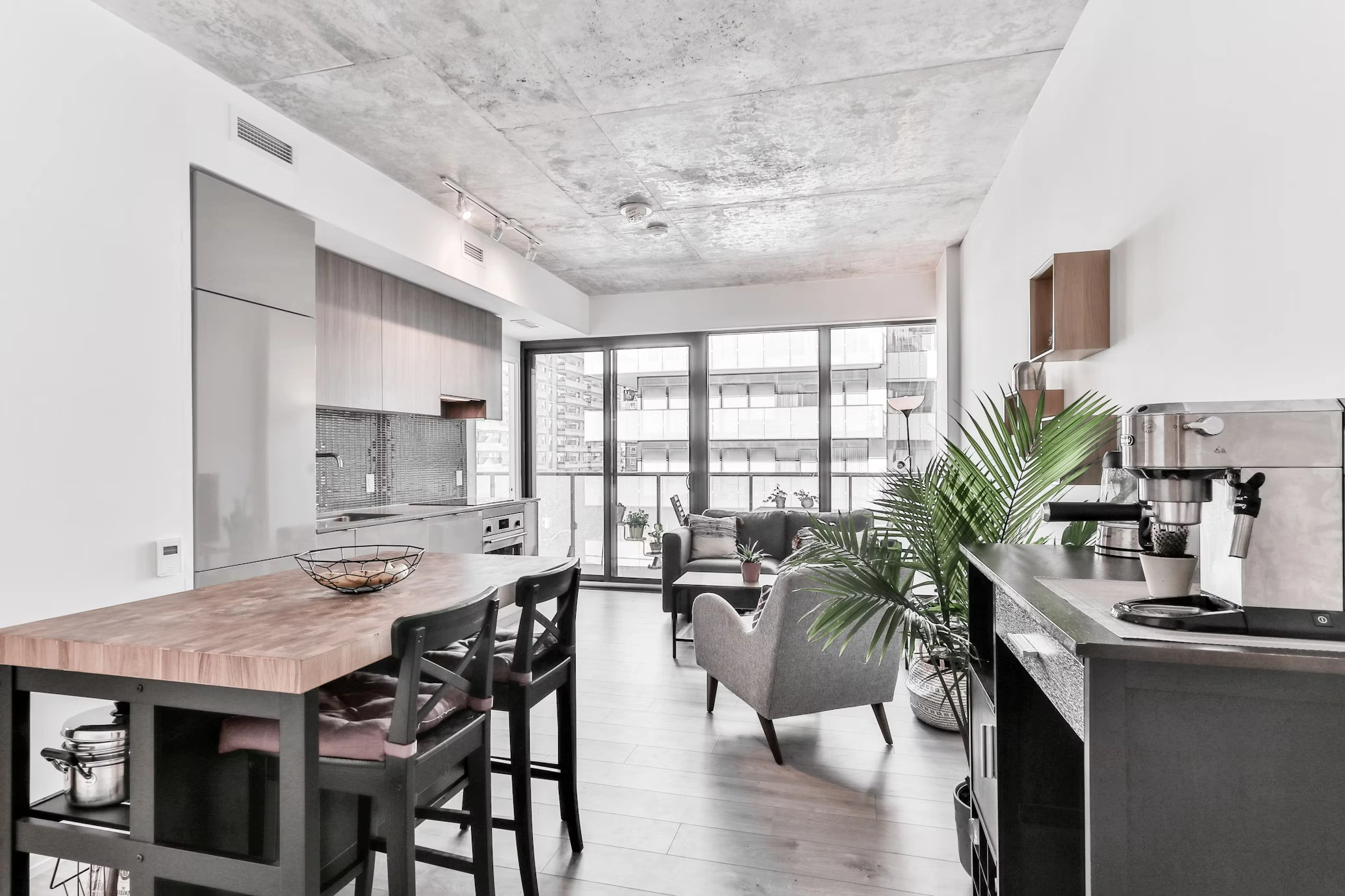 Renovasi Apartemen Konsep Tropis — desain 3D render Tertata